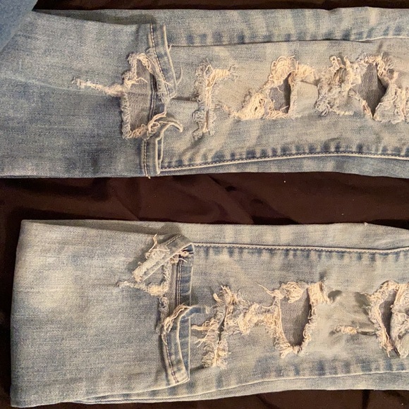 American Eagle ripped jeans. No tag, fits like a 2 - Picture 2 of 4